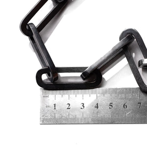 Close-up of an XL large black chain with rectangular links placed next to a ruler, showing measurements in centimeters.