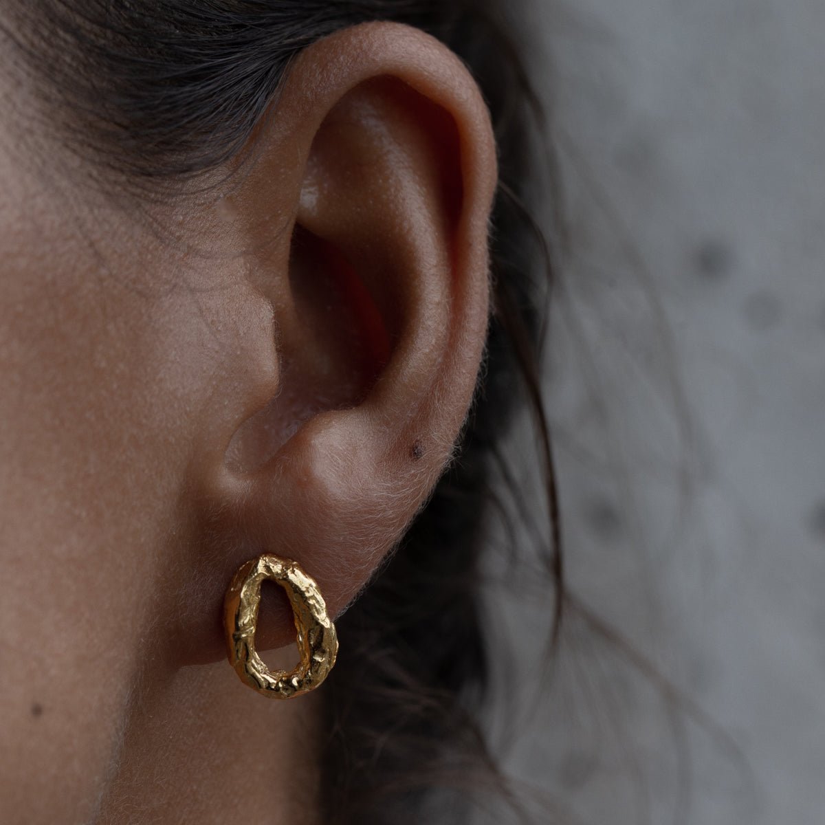 ULA CLOSED LOOP EARRINGS 24K GOLD PLATED